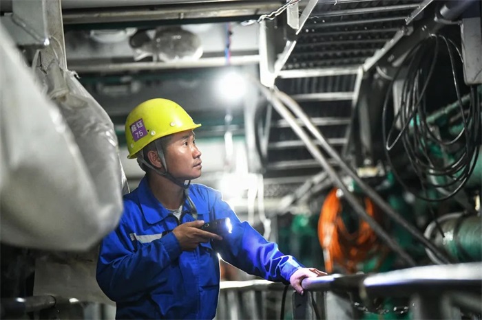 在“烤箱”和“蒸籠”里 焊鑄鋼鐵巨輪...